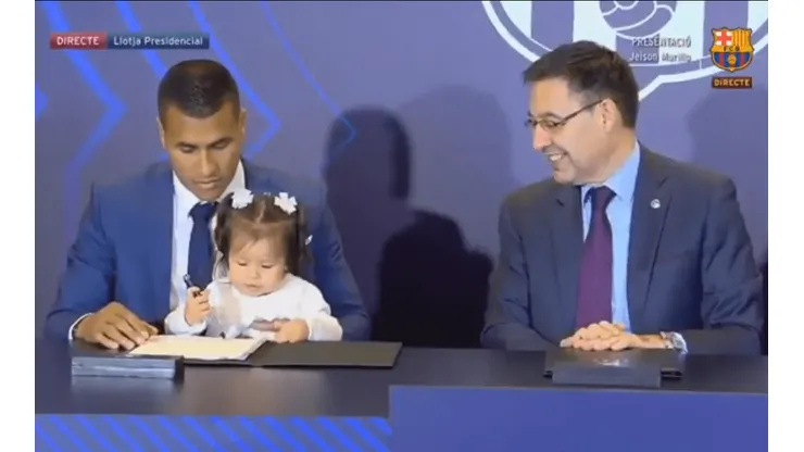 En plena presentación, la hija de Murillo se robó las miradas de todos y firmó su contrato