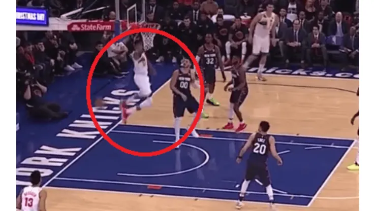Blooper: Clavada fallida de Antetokounmpo termina en asistencia de triple