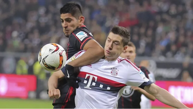 Robert Lewandowski y Carlos Zambrano, en un duelo en la Bundesliga.
