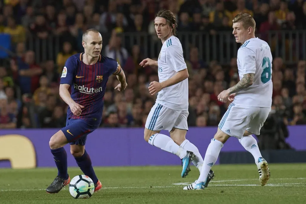 Andrés Iniesta en uno de los 38 partidos que enfrentó al Real Madrid.