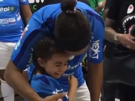 Fútbol puro: el video de una nena quebrando en llanto al conocer a su ídolo Ronaldinho