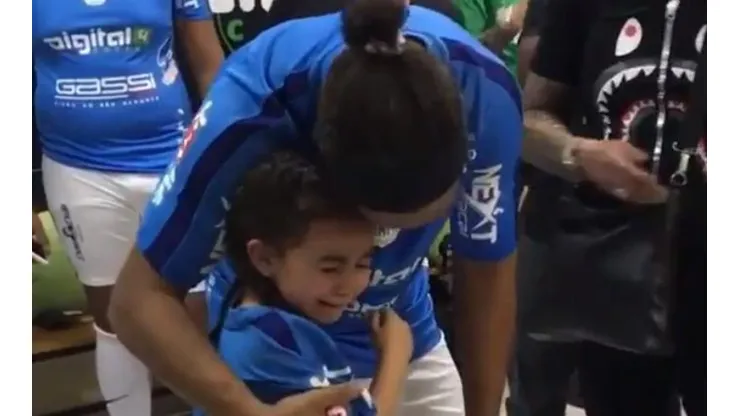 Fútbol puro: el video de una nena quebrando en llanto al conocer a su ídolo Ronaldinho