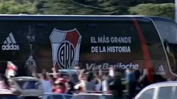 El micro de River rodeado de hinchas.