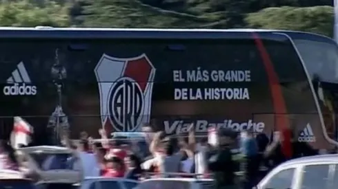 El micro de River rodeado de hinchas.