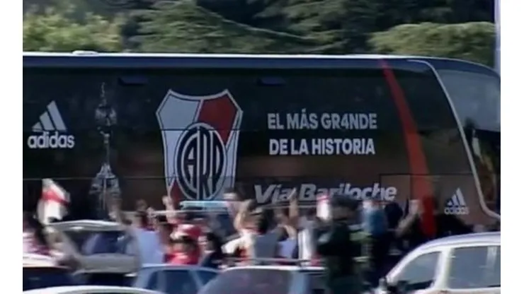 El micro de River rodeado de hinchas.