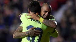 Abrazo entre Messi y Vidal.