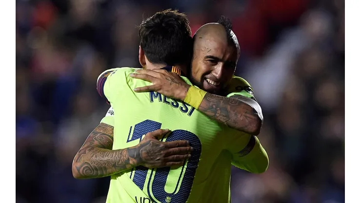 Abrazo entre Messi y Vidal.