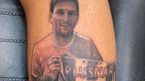 Le regaló una camiseta a Messi, Leo se sacó una foto con la misma y él se lo tatuó