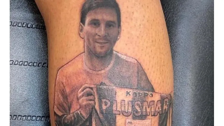 Le regaló una camiseta a Messi, Leo se sacó una foto con la misma y él se lo tatuó