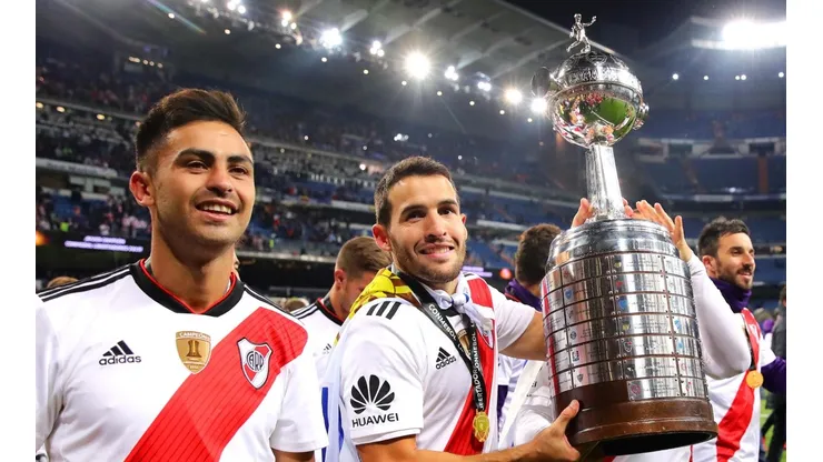 Martínez y Mayada con la Copa Libertadores.