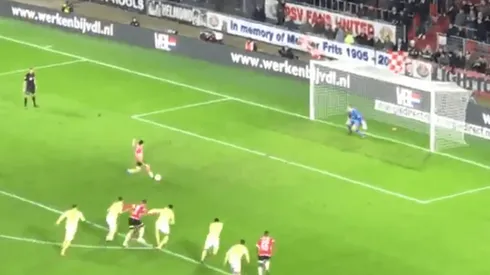 Ahora de penal, Lozano cerró otro triunfo de PSV