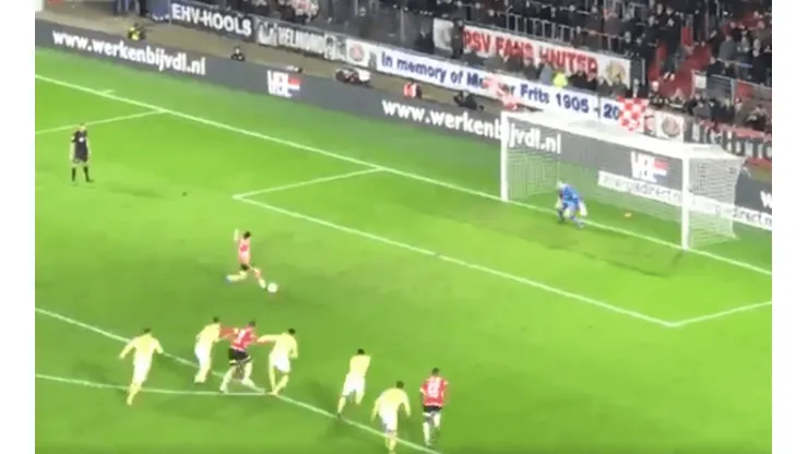 Ahora de penal, Lozano cerró otro triunfo de PSV
