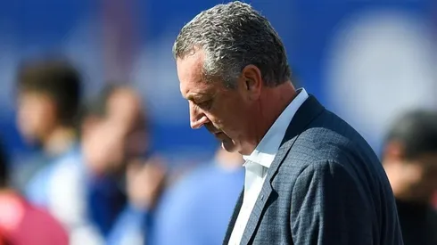 FINAL. Cabeza gacha para Gustavo Alfaro, casi un reflejo de su desenlace en Huracán (Foto: Getty).