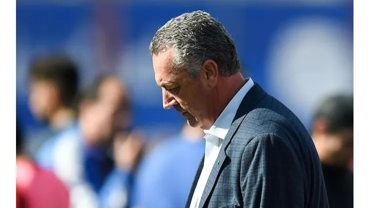 FINAL. Cabeza gacha para Gustavo Alfaro, casi un reflejo de su desenlace en Huracán (Foto: Getty).