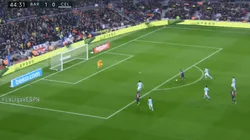 A Messi lo dejaron mano a mano y definió con mucha tranquilidad