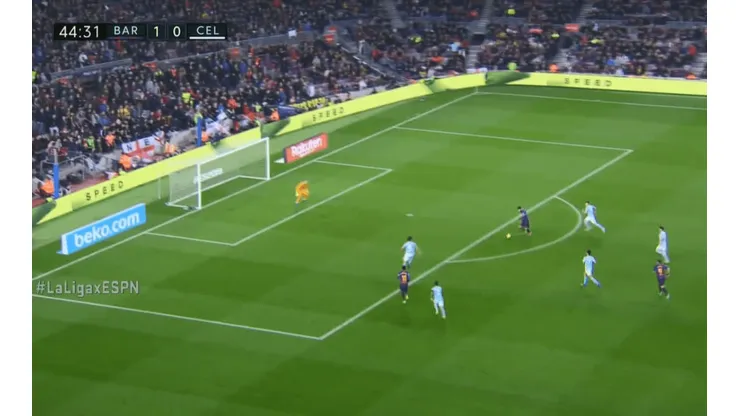 A Messi lo dejaron mano a mano y definió con mucha tranquilidad