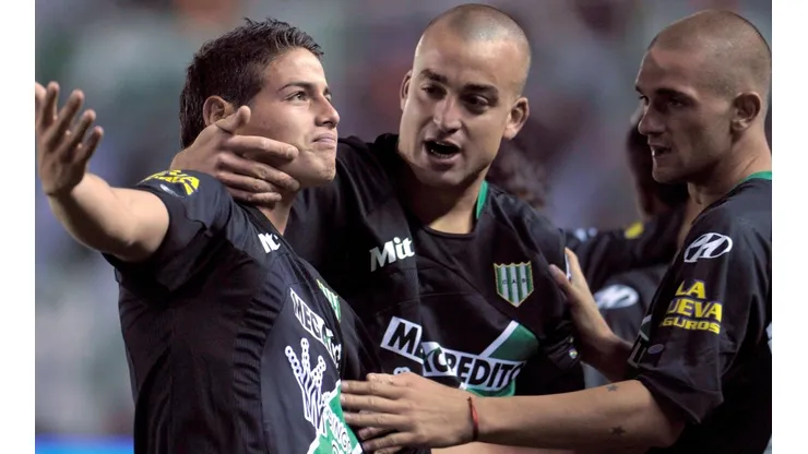 James junto a Santiago Silva en Banfield.