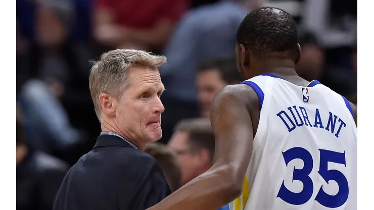 Steve Kerr y Kevin Durant tienen diferencias con respecto a los Warriors