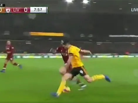 No te metas con él: Raúl Jiménez dejó en ridículo a Lovren en un segundo