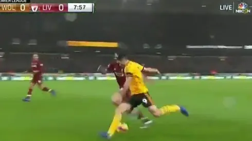 No te metas con él: Raúl Jiménez dejó en ridículo a Lovren en un segundo