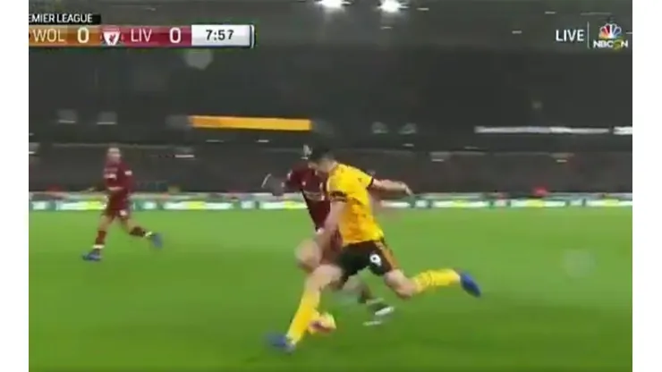 No te metas con él: Raúl Jiménez dejó en ridículo a Lovren en un segundo