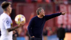 "ROBALE ESE". Ariel Holan ante Boca en el último partido con Independiente (Foto: Getty).