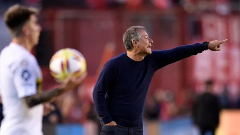 "ROBALE ESE". Ariel Holan ante Boca en el último partido con Independiente (Foto: Getty).