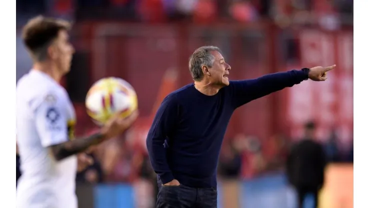 "ROBALE ESE". Ariel Holan ante Boca en el último partido con Independiente (Foto: Getty).