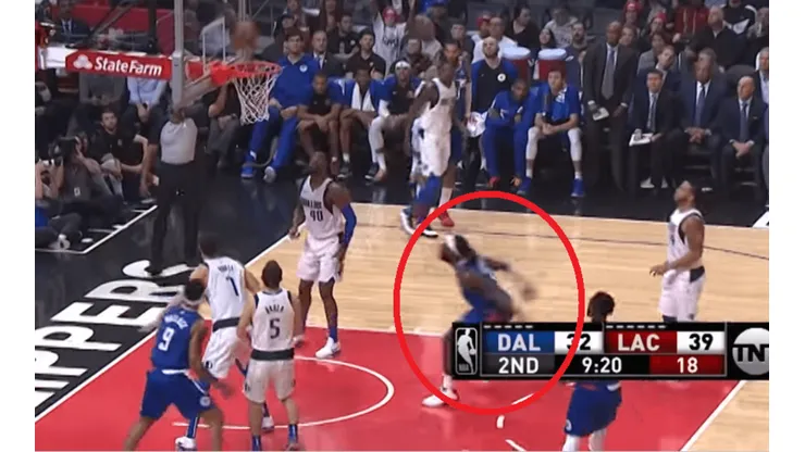 Montrezl Harrell destroza el aro con una tremenda clavada