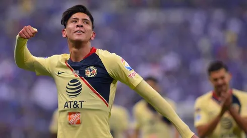 Edson Álvarez festejando su segundo gol.