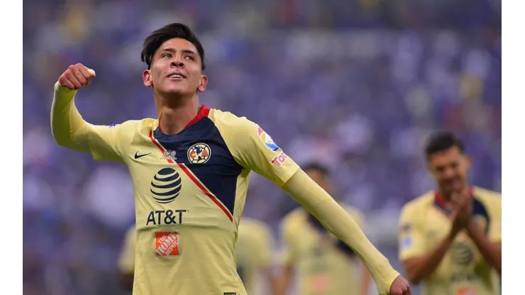 Edson Álvarez festejando su segundo gol.