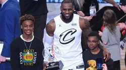 ¿Futuro Coach? LeBron James aconseja a su hijo menor tras un partido de baloncesto colegial