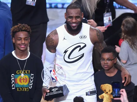 ¿Futuro Coach? LeBron James aconseja a su hijo menor tras un partido de baloncesto colegial