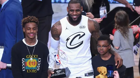 ¿Futuro Coach? LeBron James aconseja a su hijo menor tras un partido de baloncesto colegial