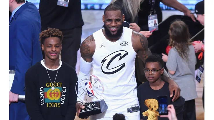 ¿Futuro Coach? LeBron James aconseja a su hijo menor tras un partido de baloncesto colegial