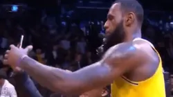 LeBron James se toma una selfie con una fanática que saltó al tabloncillo