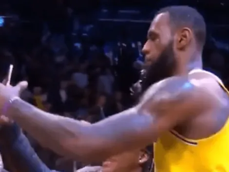 LeBron James se toma una selfie con una fanática que saltó al tabloncillo