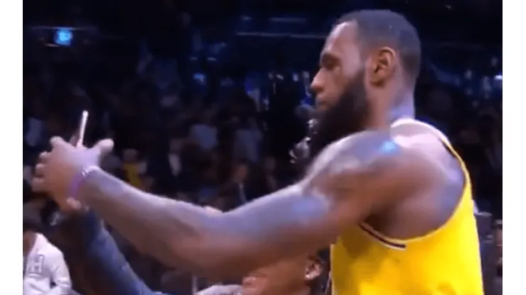 LeBron James se toma una selfie con una fanática que saltó al tabloncillo