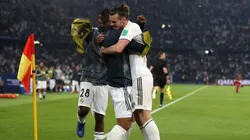 LA FIGURA. Gareth Bale se abraza con sus compañeros tras uno de sus tres goles (Foto: Getty).