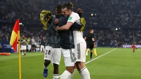 LA FIGURA. Gareth Bale se abraza con sus compañeros tras uno de sus tres goles (Foto: Getty).