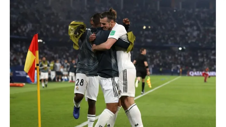 LA FIGURA. Gareth Bale se abraza con sus compañeros tras uno de sus tres goles (Foto: Getty).