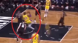 LeBron James anota una canasta imposible a pesar de recibir un foul