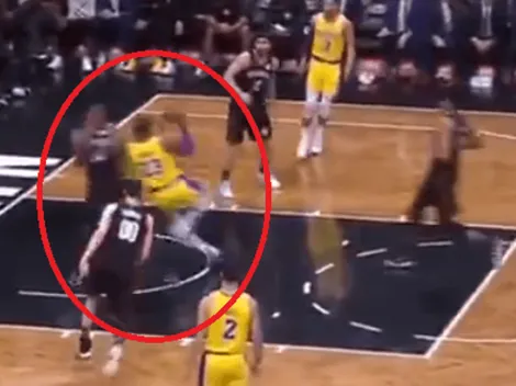 LeBron James anota una canasta imposible a pesar de recibir un foul