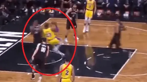 LeBron James anota una canasta imposible a pesar de recibir un foul