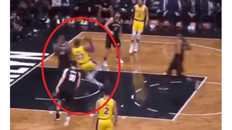 LeBron James anota una canasta imposible a pesar de recibir un foul