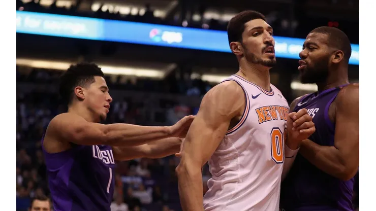 Devin Booker humilla a Enes Kanter en Twitter
