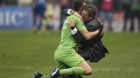 Foto de Agustín Marchesín festejando con el Piojo Herrera.