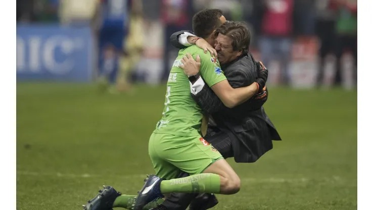 Foto de Agustín Marchesín festejando con el Piojo Herrera.