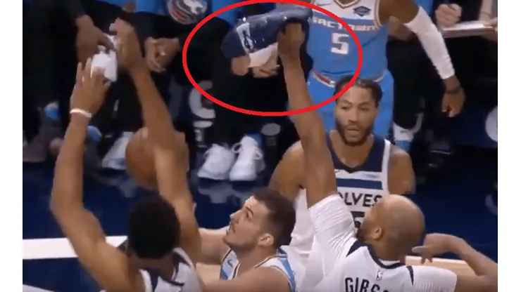 Taj Gibson bloquea un tiro... ¡Con su zapato en la mano!