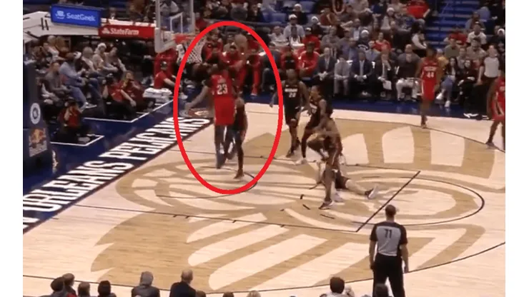 Giro y clavada, Anthony Davis humilla a Kelly Olynyk